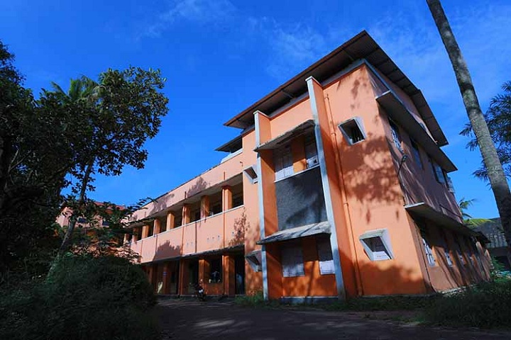 https://cache.careers360.mobi/media/colleges/social-media/media-gallery/17656/2019/3/28/OLD Block of Government Polytechnic College Cherthala_Campus-View.jpg